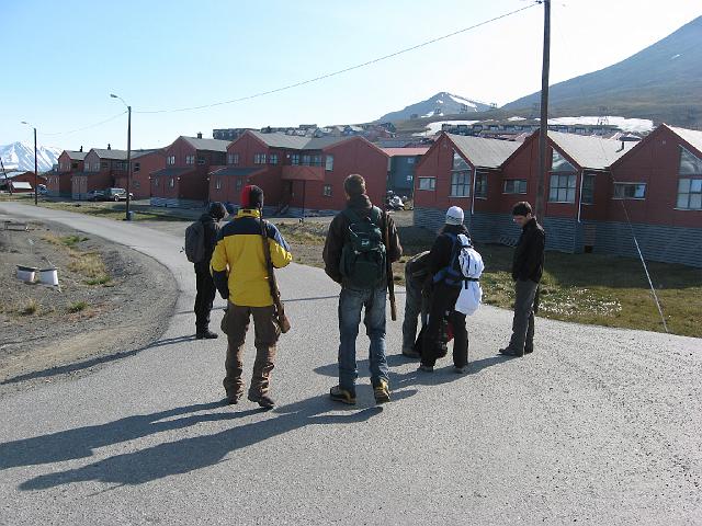 longyearbyen_roland_07july 184.jpg - Fusils qui faudra se trimbaler pendant toute l'expédition. C'est lourd, encombrant, couteux et (probablement) inutile mais obligatoire au Svalbard.